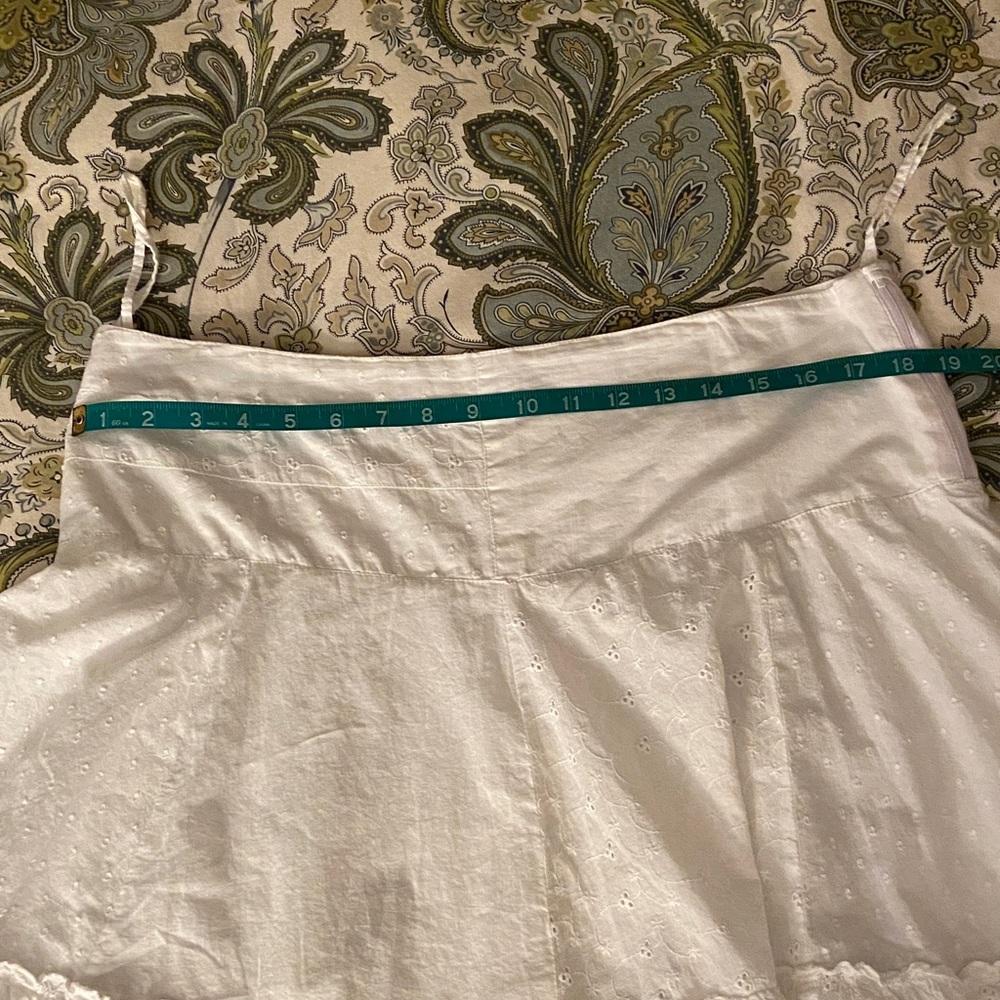 Elegant White Layered Mini Skirt - Picture 9 of 15